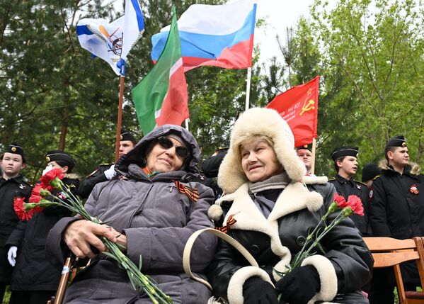 Участники акции Парад у дома ветерана на улице Дубравная, где находится Дом ветеранов, в Казани