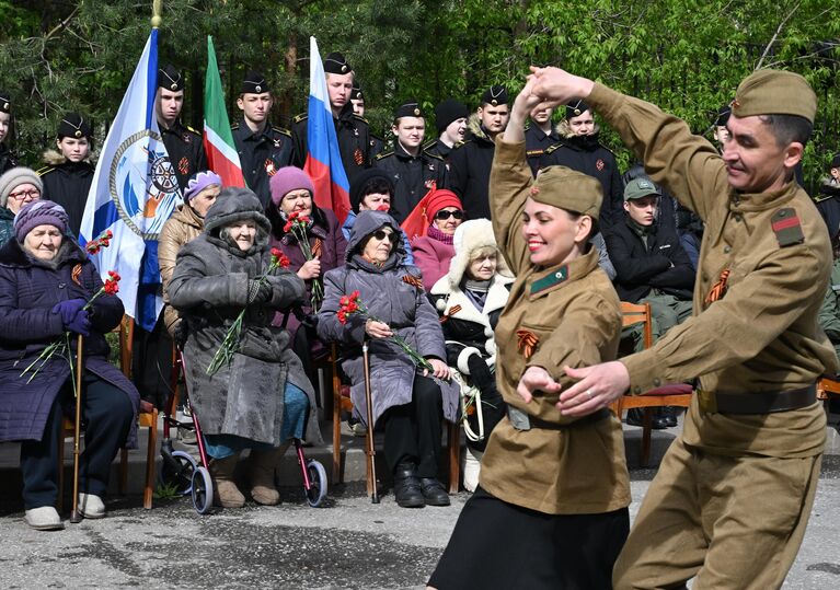 Участники акции Парад у дома ветерана на Советской площади в Казани