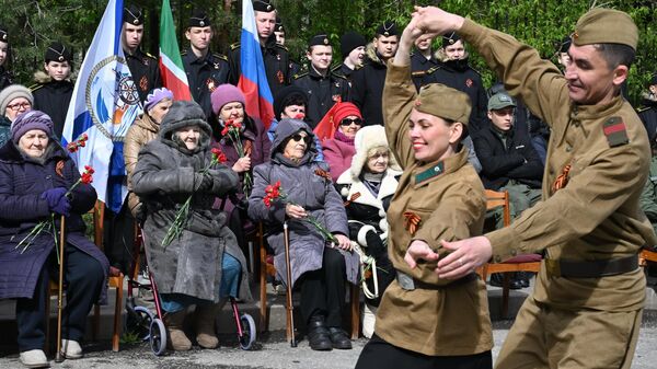 Участники акции Парад у дома ветерана на Советской площади в Казани