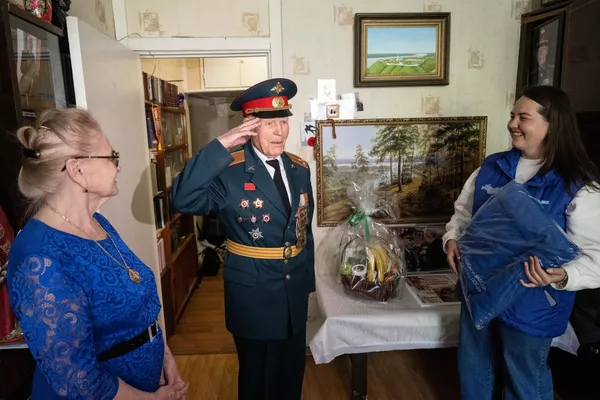 国民運動勝利ボランティアの参加者と統一ロシアがモスクワの戦勝記念日に大祖国戦争退役軍人のイワン・ペトロヴィチ・リトキンを祝う