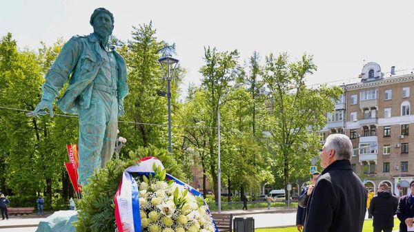Президент Республики Куба Мигель Диас-Канель Бермудес возложил цветы к памятнику Фиделю Кастро в Москве