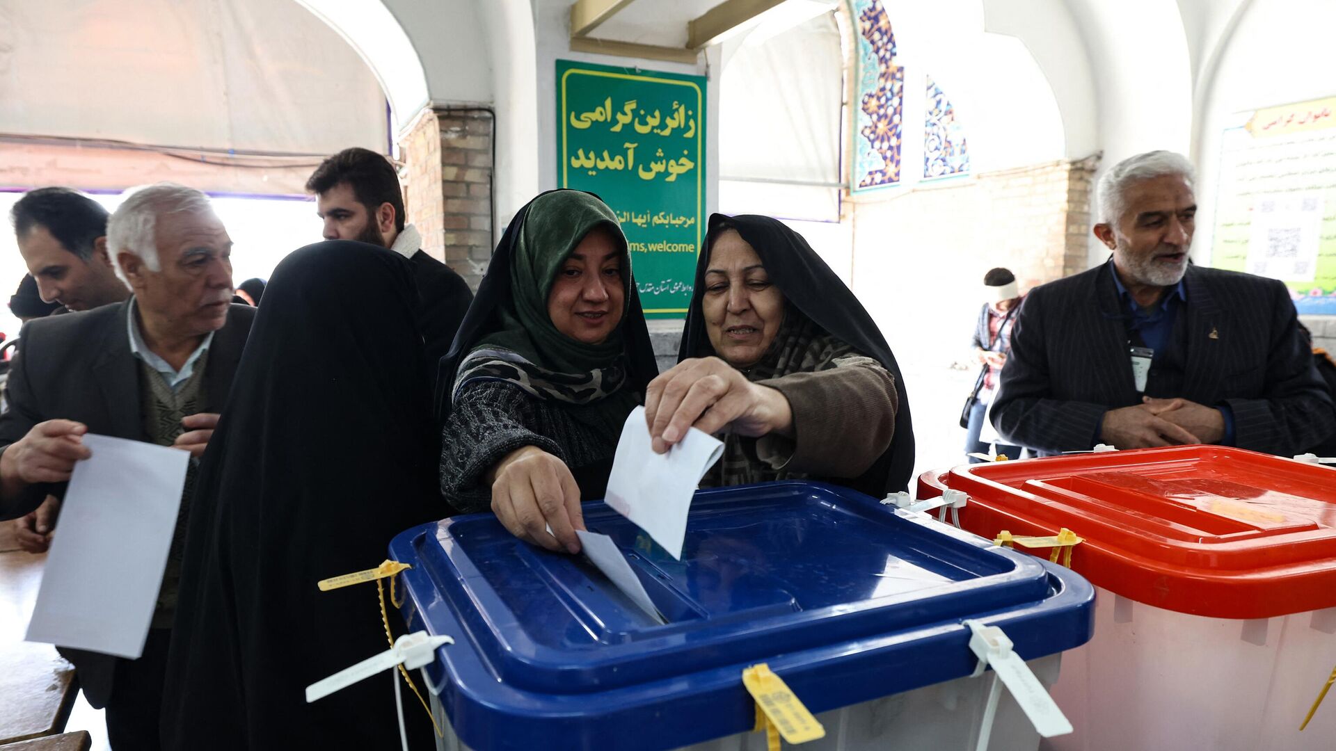 Женщины голосуют в Тегеране  - РИА Новости, 1920, 10.05.2024