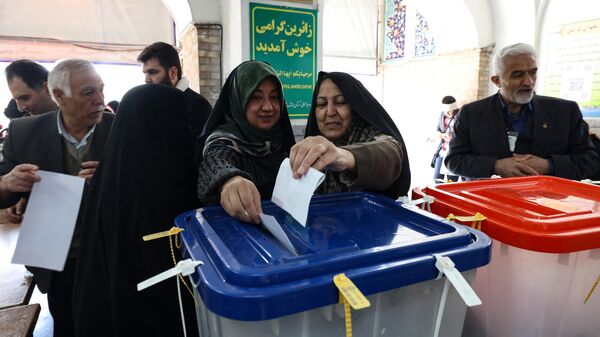 Женщины голосуют в Тегеране 