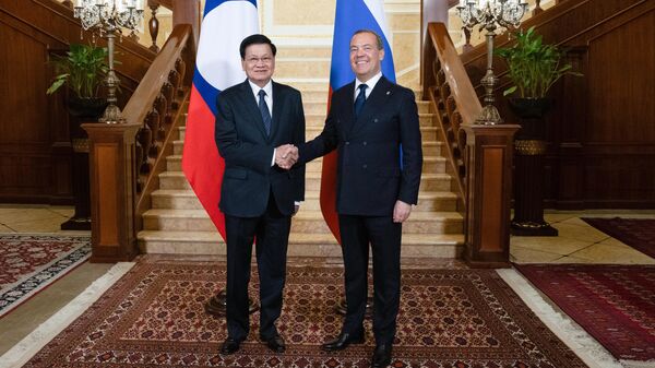 Заместитель председателя Совета безопасности РФ Дмитрий Медведев и президент Лаоса Тхонглун Сисули во время встречи