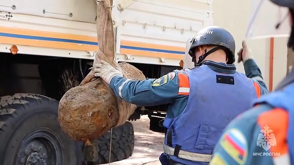 Транспортировка авиабомбы времен Великой Отечественной войны в Калининградской области - РИА Новости, 1920, 08.05.2024