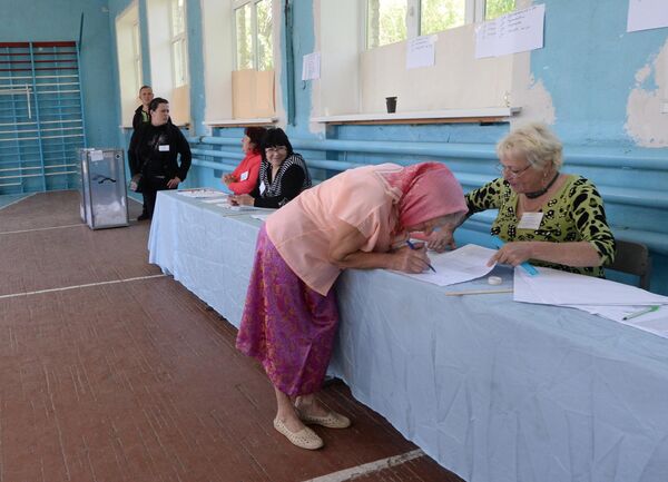 Пожилая жительница Донецкой области участвует в голосовании на референдуме о статусе самопровозглашенной Донецкой народной республики на избирательном участке села Семеновка под Славянском