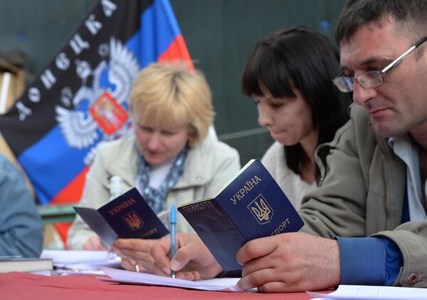Голосование на референдуме о статусе самопровозглашенной Донецкой народной республики на избирательном участке в Москве
