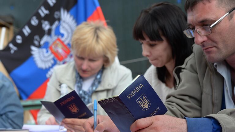 Голосование на референдуме о статусе самопровозглашенной Донецкой народной республики на избирательном участке в Москве