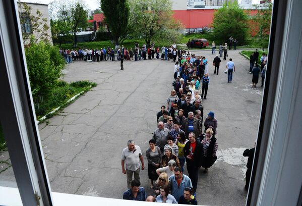 Жители Донецка ожидают очереди для голосования на референдуме о статусе самопровозглашенной Донецкой народной республики на избирательном участке в школе №147