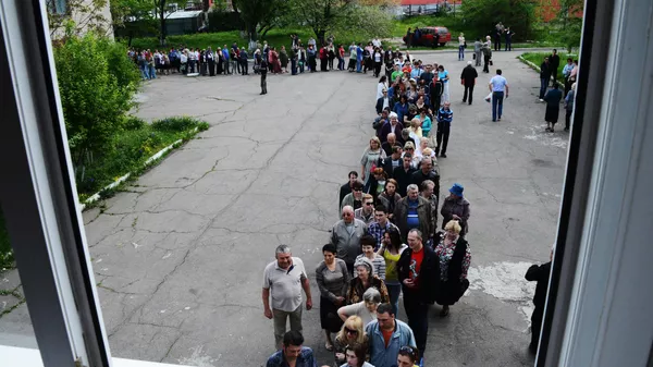 Жители Донецка ожидают очереди для голосования на референдуме о статусе самопровозглашенной Донецкой народной республики на избирательном участке в школе №147 Жители Донецка ожидают очереди для голосования на референдуме о статусе самопровозглашенной Донецкой народной республики на избирательном участке в школе №147