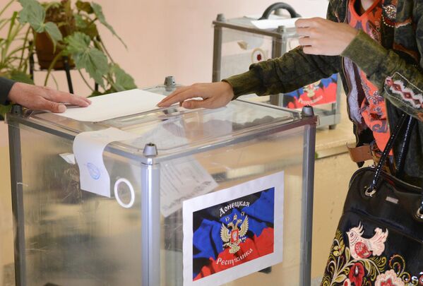 Женщина голосует на референдуме о статусе самопровозглашенной Донецкой народной республики на избирательном участке в Донецке