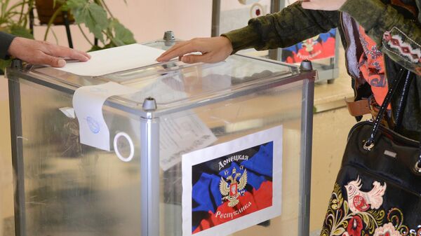 Женщина голосует на референдуме о статусе самопровозглашенной Донецкой народной республики на избирательном участке в Донецке