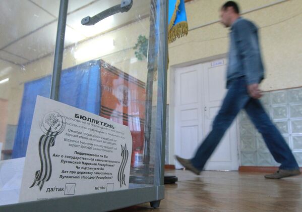 Бюллетень в урне для голосования на референдуме о статусе самопровозглашенной Луганской народной республики на избирательном участке в селе Самсоновка под Луганском