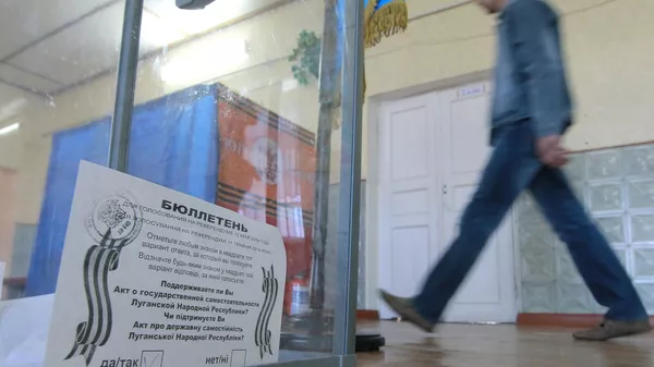 Бюллетень в урне для голосования на референдуме о статусе самопровозглашенной Луганской народной республики на избирательном участке в селе Самсоновка под Луганском Бюллетень в урне для голосования на референдуме о статусе самопровозглашенной Луганской народной республики на избирательном участке в селе Самсоновка под Луганском
