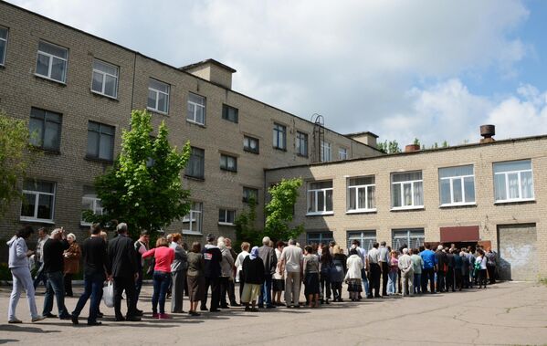 Жители Донецка ожидают очереди для голосования на референдуме о статусе самопровозглашенной Донецкой народной республики на избирательном участке в школе №147