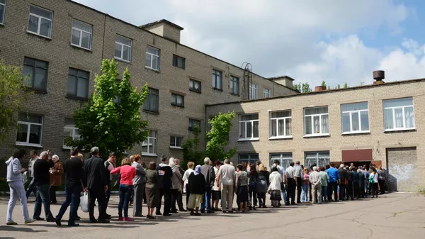 Жители Донецка ожидают очереди для голосования на референдуме о статусе самопровозглашенной Донецкой народной республики на избирательном участке в школе №147 Жители Донецка ожидают очереди для голосования на референдуме о статусе самопровозглашенной Донецкой народной республики на избирательном участке в школе №147