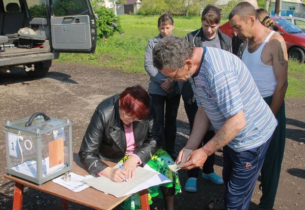 Местные жители во время выездного голосования на референдуме о статусе самопровозглашенной Луганской народной республики в селе Терновое под Луганском