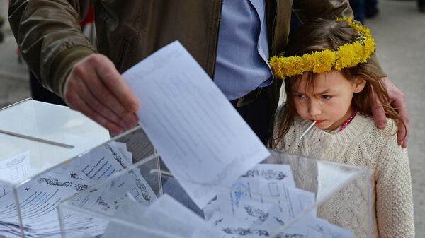 Житель Донбасса голосует на референдуме о статусе самопровозглашенной Донецкой народной республики на избирательном участке в Москве