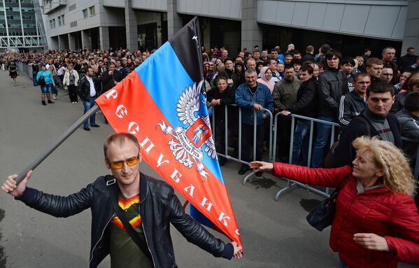 Жители Донбасса перед голосованием на референдуме о статусе самопровозглашенной Донецкой народной республики на избирательном участке в Москве