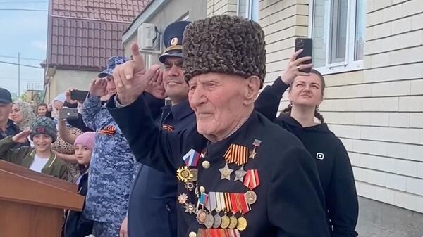 Ветеран Великой Отечественной войны Ибрагим-Паша Садыков встречает Парад у своего дома. Кадр видео