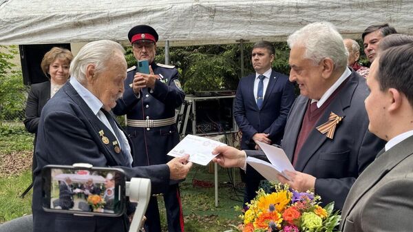 Посол России в Германии Сергей Нечаев вручает личные поздравления президента РФ Владимира Путина ветеранам Великой Отечественной войны в Дрездене