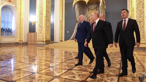 Президент РФ Владимир Путин перед началом юбилейного заседания Высшего Евразийского экономического совета 