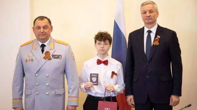 Начальник УМВД России по Вологодской области Павел Серов и председатель Законодательного Собрания Вологодской области Андрей Луценко вручил паспорта юным вологжанам