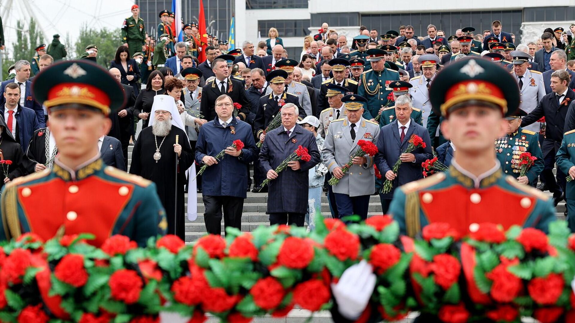 Гирлянду Славы воинам-освободителям возложили в Ростове-на-Дону - РИА  Новости, 08.05.2024