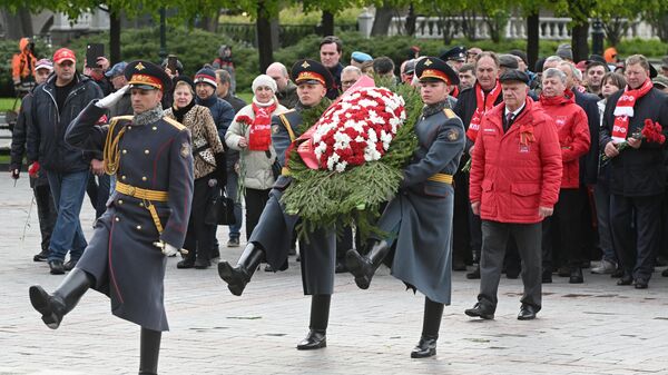 Председатель ЦК КПРФ Геннадий Зюганов возлагает цветы к Могиле Неизвестного Солдата в Александровском саду в Москве