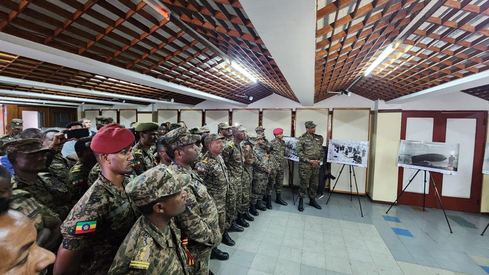 В Аддис-Абебе открылась фотовыставка ко Дню Победы - РИА Новости, 08.05.2024