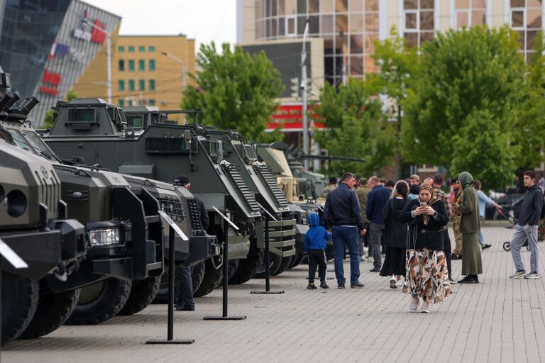 Выставка, приуроченная ко Дню Победы в Великой Отечественной войне, на Центральной площади города Грозный