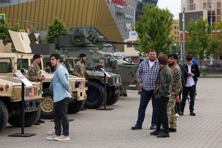 Выставка, приуроченная ко Дню Победы в Великой Отечественной войне, на Центральной площади города Грозный