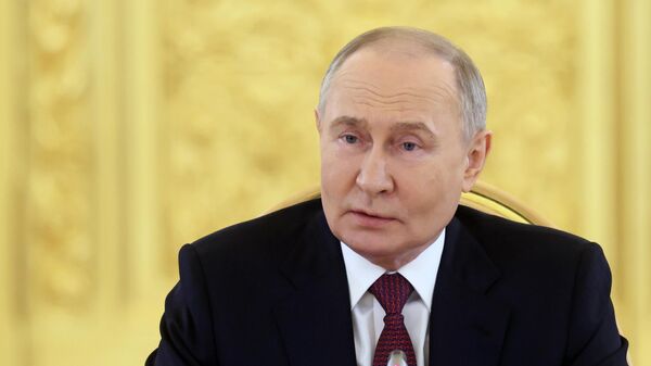 Путин поручил новому правительству выстраивать работу на шестилетку