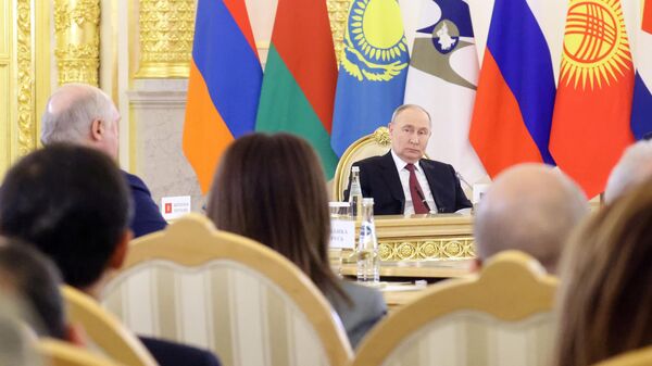 Президент РФ Владимир Путин на юбилейном заседании Высшего Евразийского экономического совета