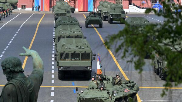 LIVE: Военная техника прибывает на Красную площадь на парад в честь Дня Победы