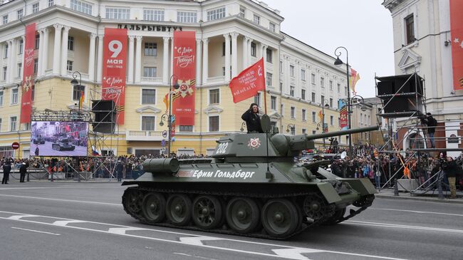 Танк Т-34 на военном параде во Владивостоке, посвященном 79-й годовщине Победы в Великой Отечественной войне