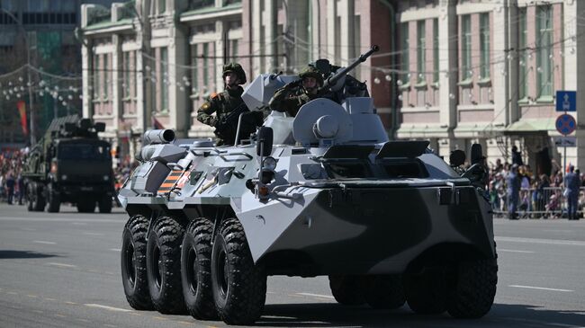 Бронетранспортер БТР-82АМ на военном параде на площади Ленина в Новосибирске в честь 79-летия Победы в Великой Отечественной войне