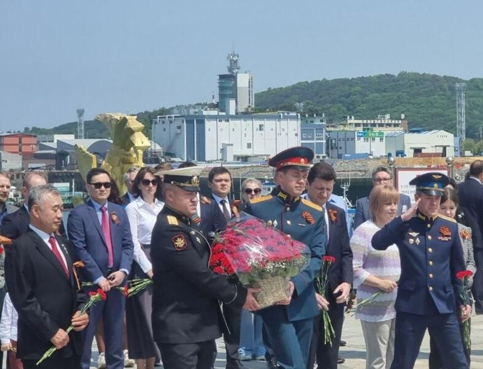 Церемония возложения цветов к монументу морякам с крейсера Варяг и канонерской лодки Кореец в Инчхоне - РИА Новости, 1920, 09.05.2024