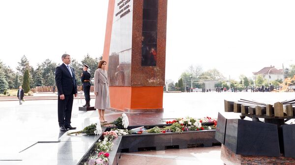 Президент Молдавии Майя Санду во врея церемонии возложения цветов на мемориальном комплексе Вечность в Кишиневе