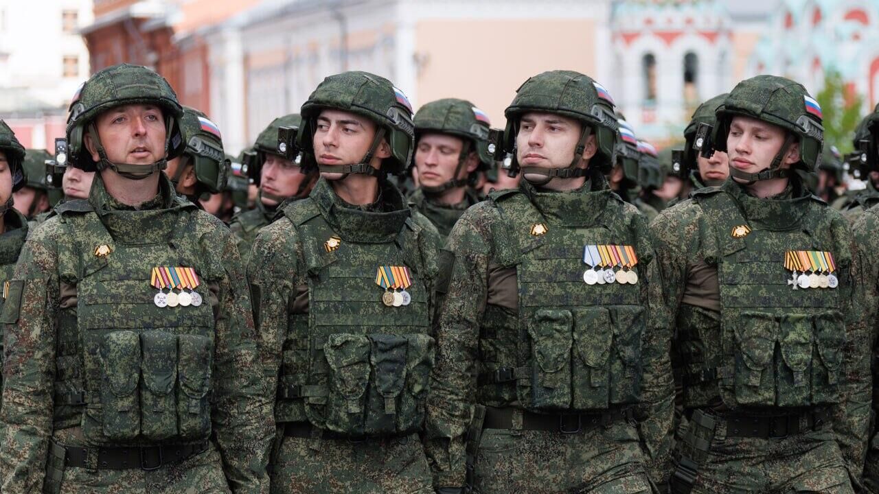 Военнослужащие - участники СВО во время военного парада на Красной площади в честь 79-летия Победы в Великой Отечественной войне - РИА Новости, 1920, 08.11.2024