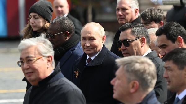 Президент РФ Владимир Путин и главы иностранных государств на Красной площади в Москве после военного парада, посвященного 79-й годовщине Победы в Великой Отечественной войне