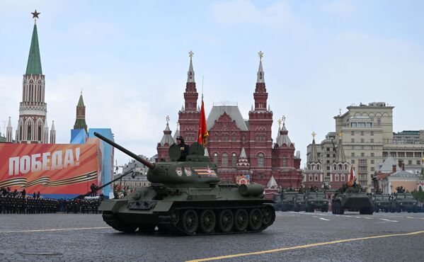 Танк Т-34-85 на военном параде на Красной площади в честь 79-летия Победы в Великой Отечественной войне