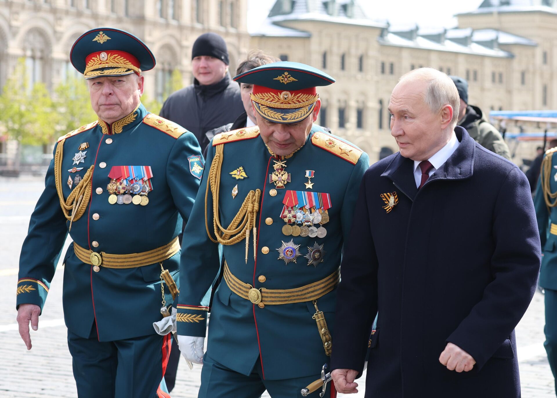 Президент РФ Владимир Путин, исполняющий обязанности министра обороны РФ Сергей Шойгу и главнокомандующий сухопутными войсками РФ Олег Салюков после парада в Москв - РИА Новости, 1920, 12.05.2024