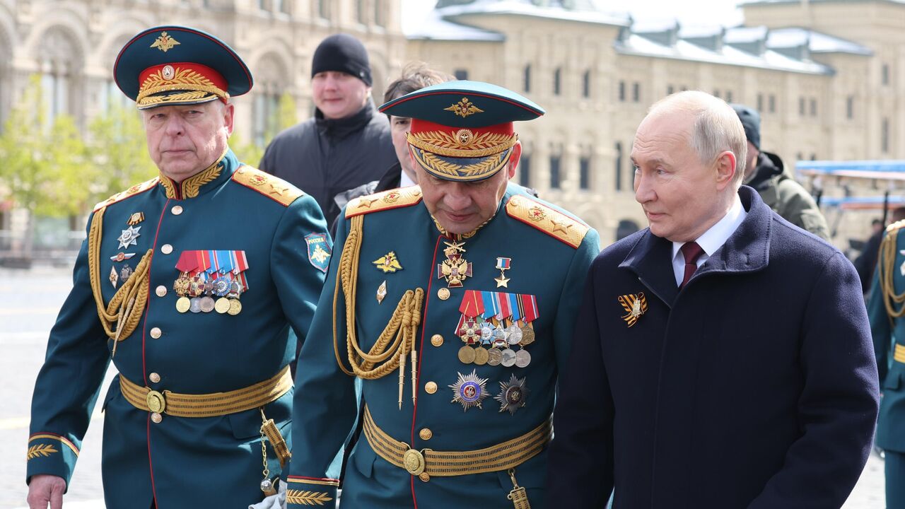 Путин и Шойгу коротко поговорили после парада Победы - РИА Новости,  09.05.2024