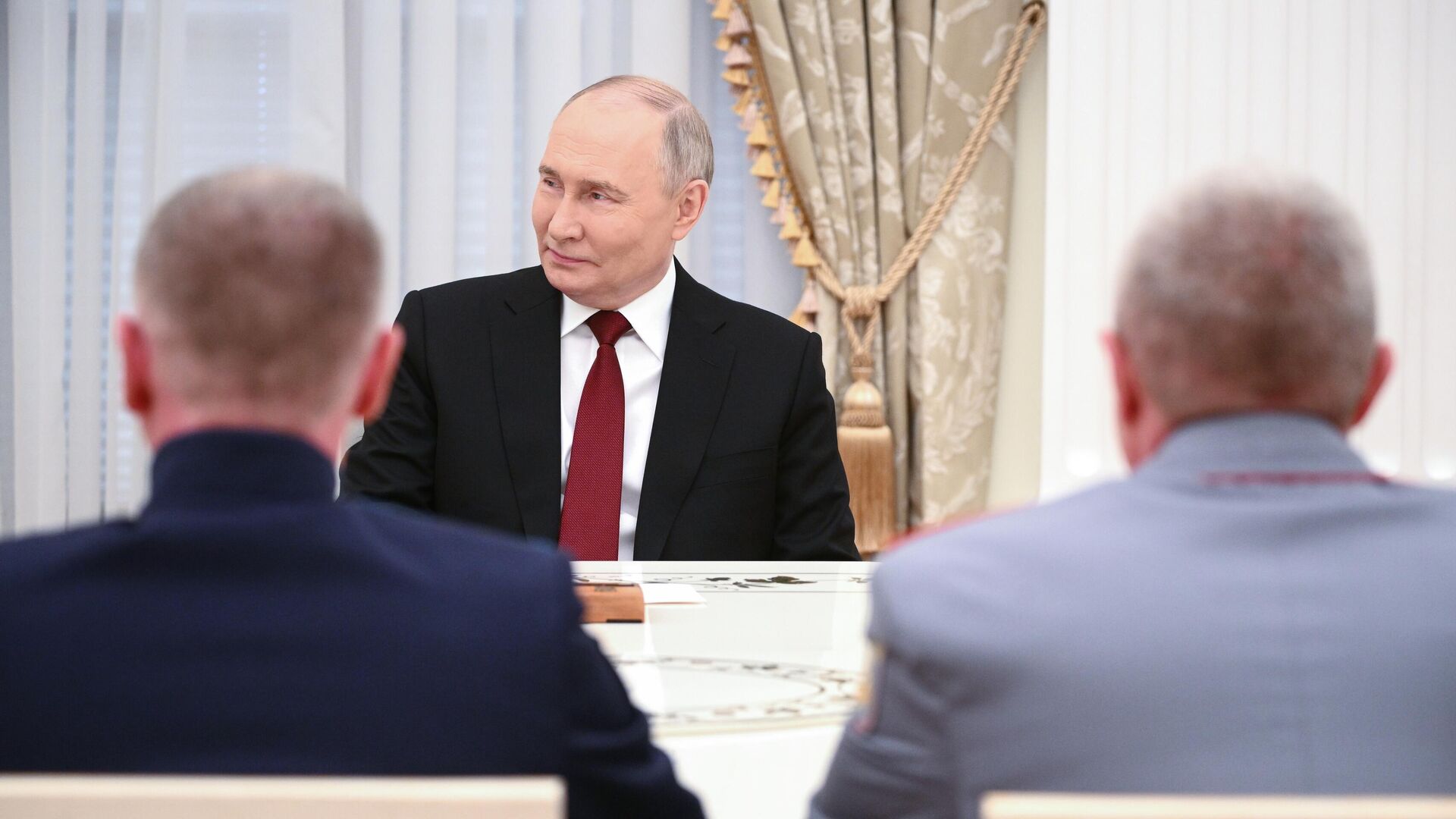 Президент РФ Владимир Путин на встрече с командирами подразделений, участвующих в СВО0