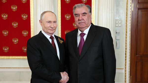 Президент России Владимир Путин и президент Таджикистана Эмомали Рахмон во время встречи в Москве