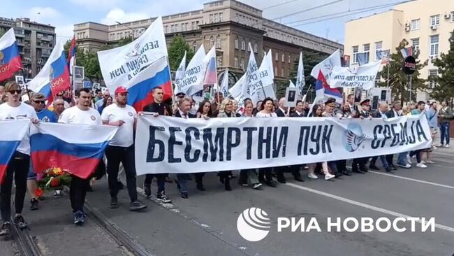 Акция Бессмертный полк в центре Белграда, Сербия. Кадр видео