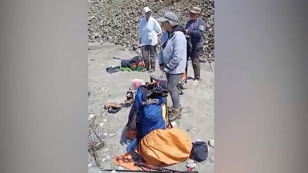 Сотрудники МЧС Киргизии нашли живыми троих потерявшихся в горах российских туристов. Кадр видео