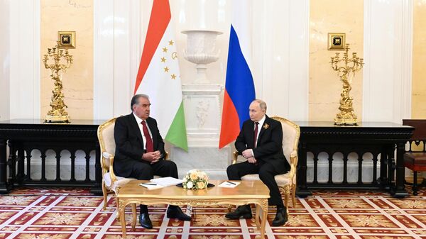 Президент РФ Владимир Путин и президент Таджикистана Эмомали Рахмон во время встречи
