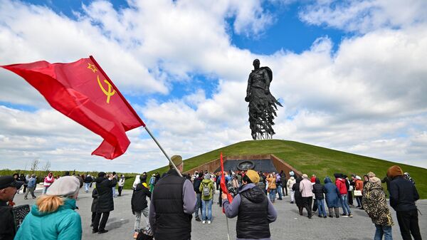 Участники празднования 79-летия Победы в Великой Отечественной войне у Ржевском мемориала Советскому солдату